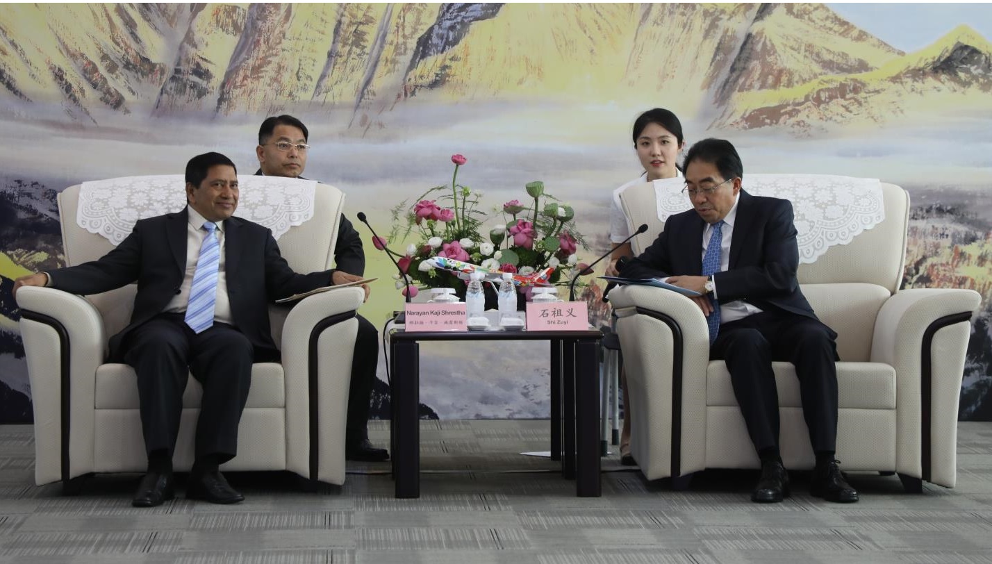 उपप्रधानमन्त्री तथा गृहमन्त्री नारायणकाजी श्रेष्ठ र सिचुवान एयरलाइन्सका अध्यक्ष श्र चुइ। तस्बिरः अशोक घिमिरे/रासस